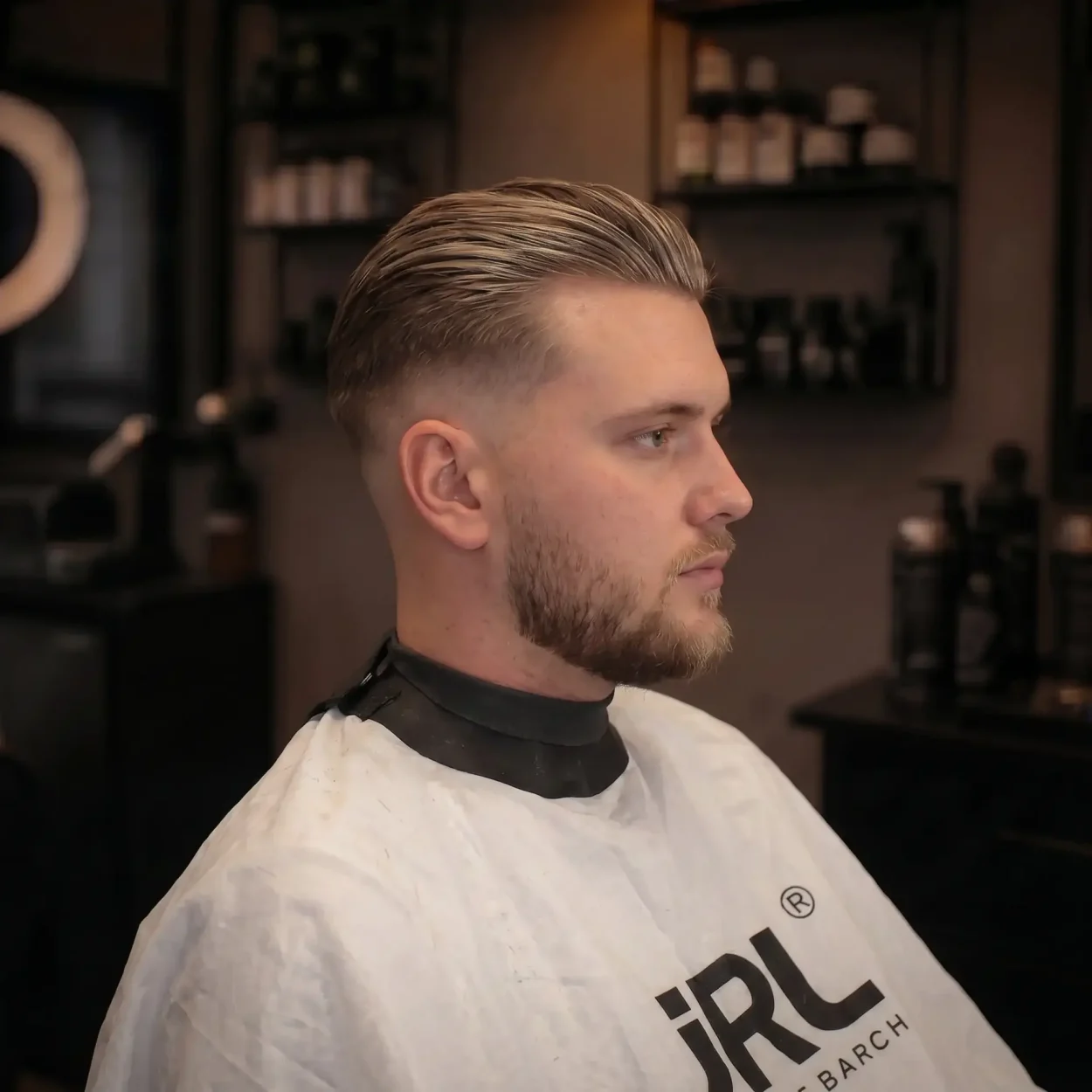 mand med skin fade